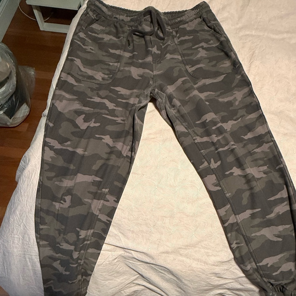 Athleta Olive Camo Farrallon Jogger Pants, size 14 - Picture 8 of 9